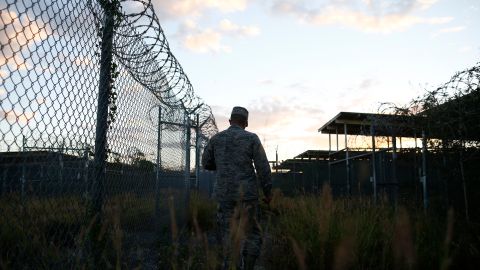 La prisión migratoria en Guantánamo es aledaña a la base militar.