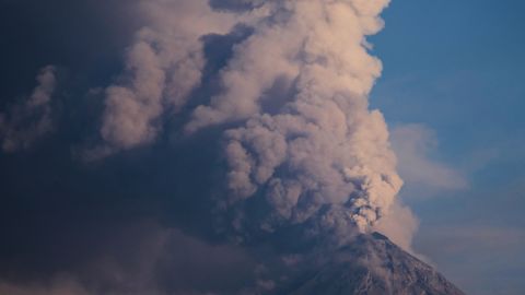 El Volcán de Fuego se encuentra a 50 km aproximadamente de la capital del país.