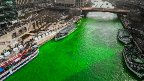 La celebración de San Patricio en Chicago inicia con teñir el río de verde.