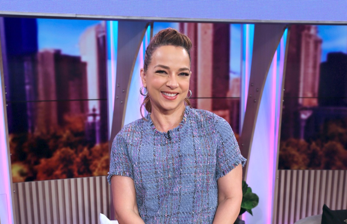 Adamari López responde a críticas por subir fotos de su hija