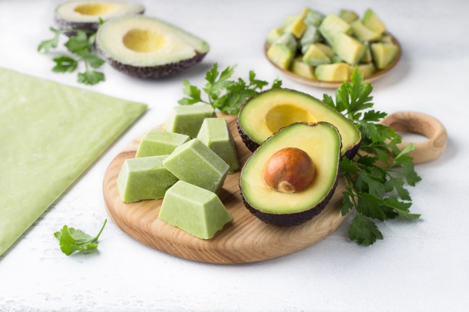 El aguacate se oxida al estar en contacto con el oxígeno, por lo que se oscurece.