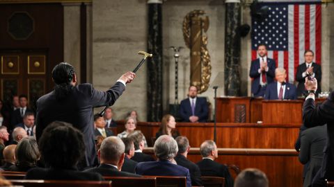 El representante Al Green, demócrata de Texas, a la izquierda, grita mientras el presidente Donald Trump se dirige a una sesión conjunta del Congreso en el Capitolio en Washington, el martes 4 de marzo de 2025.