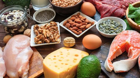 Hay alimentos como la carne, el pollo, los garbanzos y más que puede aportar más proteína que un huevo.