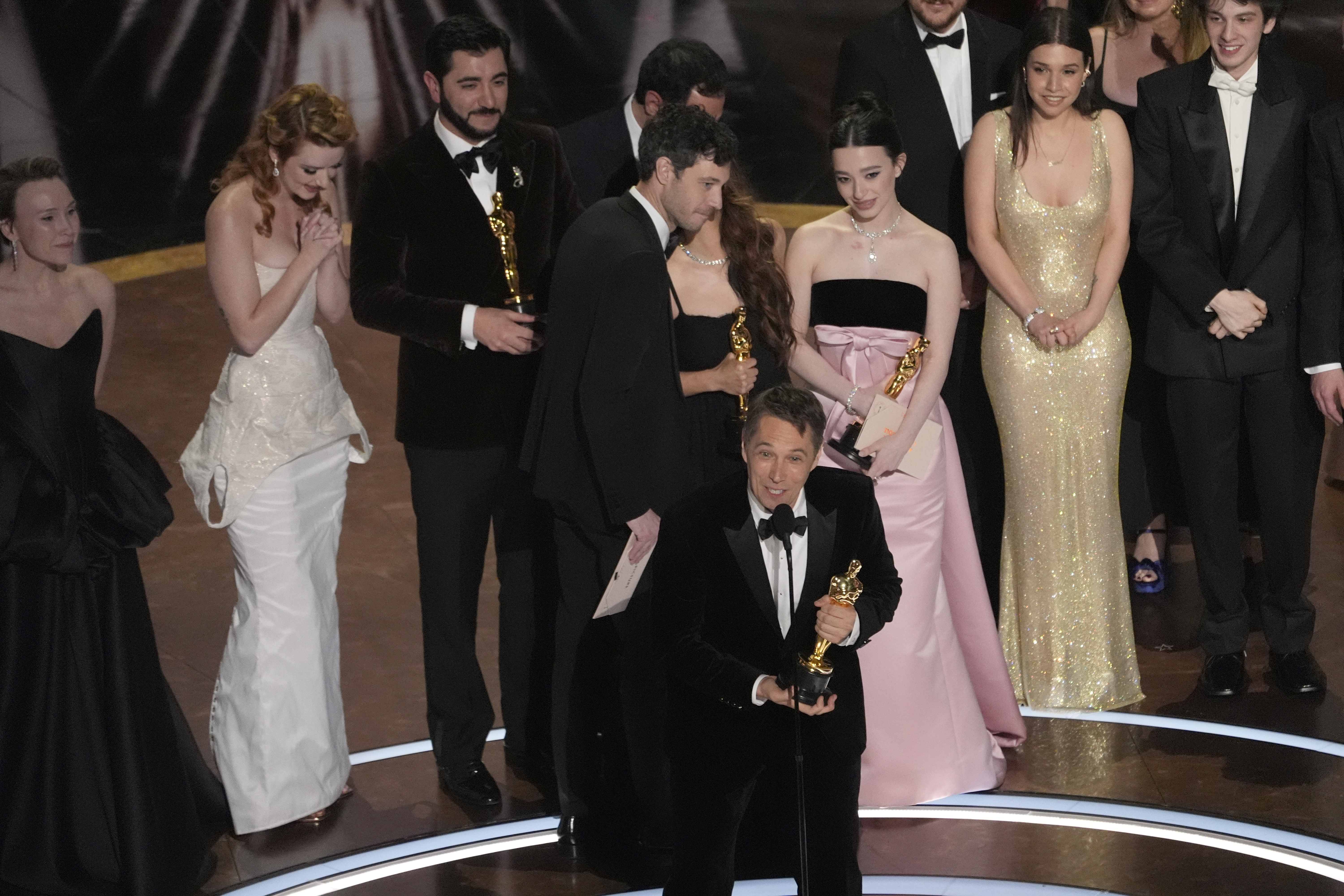 El elenco de Anora recibió el Oscar a la Mejor Película.