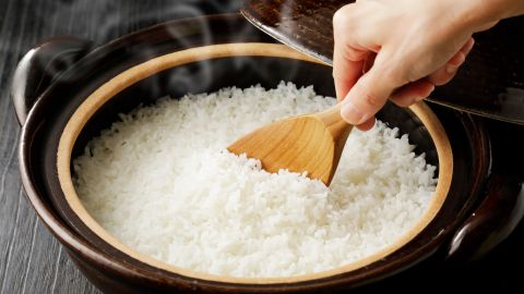 El arroz blanco aumenta los niveles de azúcar en sangre.