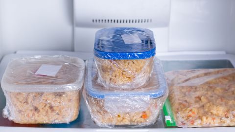 Los especialistas coinciden en afirmar que es preferible congelar el arroz que refrigerarlo.