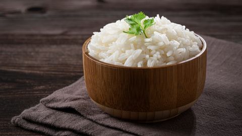 Aprende a preparar un arroz esponjo y sabroso con unos sencillos trucos.