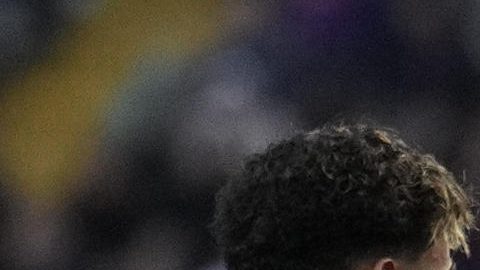 El defensa del FC Barcelona Ronald Araújo (c) celebra con sus compañeros Robert Lewandowski (d) y Lamine Yamal (i) tras marcar el 3-0.