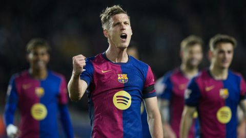 El delantero del FC Barcelona Dani Olmo celebra tras anotar el segundo gol del equipo durante el partido ante el Osasuna.