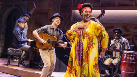 La trama de este espectáculo cuenta además la historia de amor imposible entre los famosos cantantes Omara Portuondo e Ibrahim Ferrer.