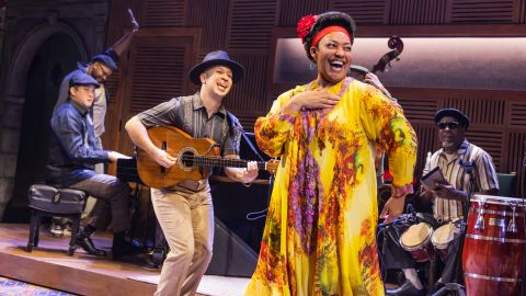 La trama de este espectáculo cuenta además la historia de amor imposible entre los famosos cantantes Omara Portuondo e Ibrahim Ferrer.