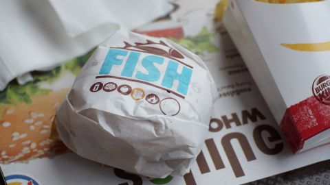 Burger King lanza una oferta de compra un sándwich de pescado y lleva otro por $2 hasta el 20 de abril