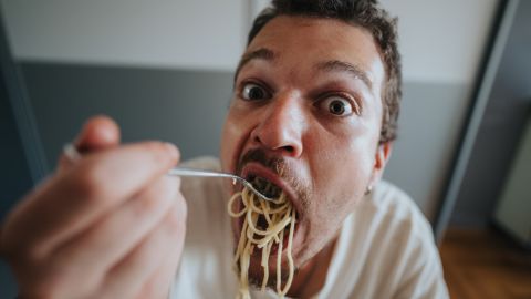 Comer rápidamente