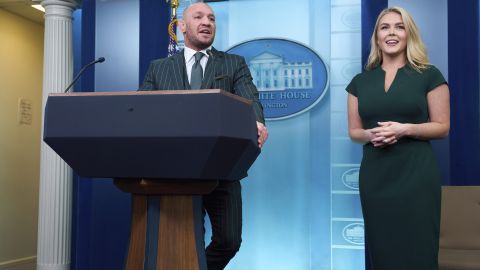 La secretaria de prensa de la Casa Blanca, Karoline Leavitt, escucha al luchador de la UFC Conor McGregor.