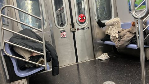 La Ciudad intenta ayudar a miles de desamparados en el metro de NYC con plan PATH