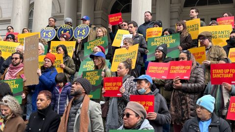 Manifestantes se pararon en la Alcaldía de NYC para defender las protecciones de ciudad Santuario