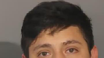 Ordoñez-Ortega supuestamente usó un intermediario no identificado para contactar a las dos niñas y convencerlas de viajar a la residencia de Danbury.