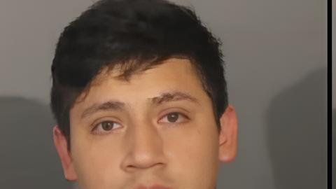 Ordoñez-Ortega supuestamente usó un intermediario no identificado para contactar a las dos niñas y convencerlas de viajar a la residencia de Danbury.