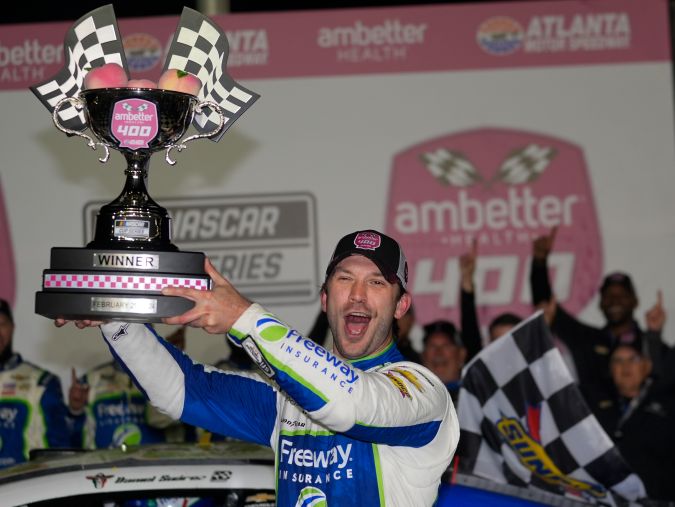 Daniel Suárez sostiene el trofeo después de ganar la carrera de autos NASCAR en el Atlanta Motor Speedway el domingo 25 de febrero de 2024, en Hampton, Georgia.