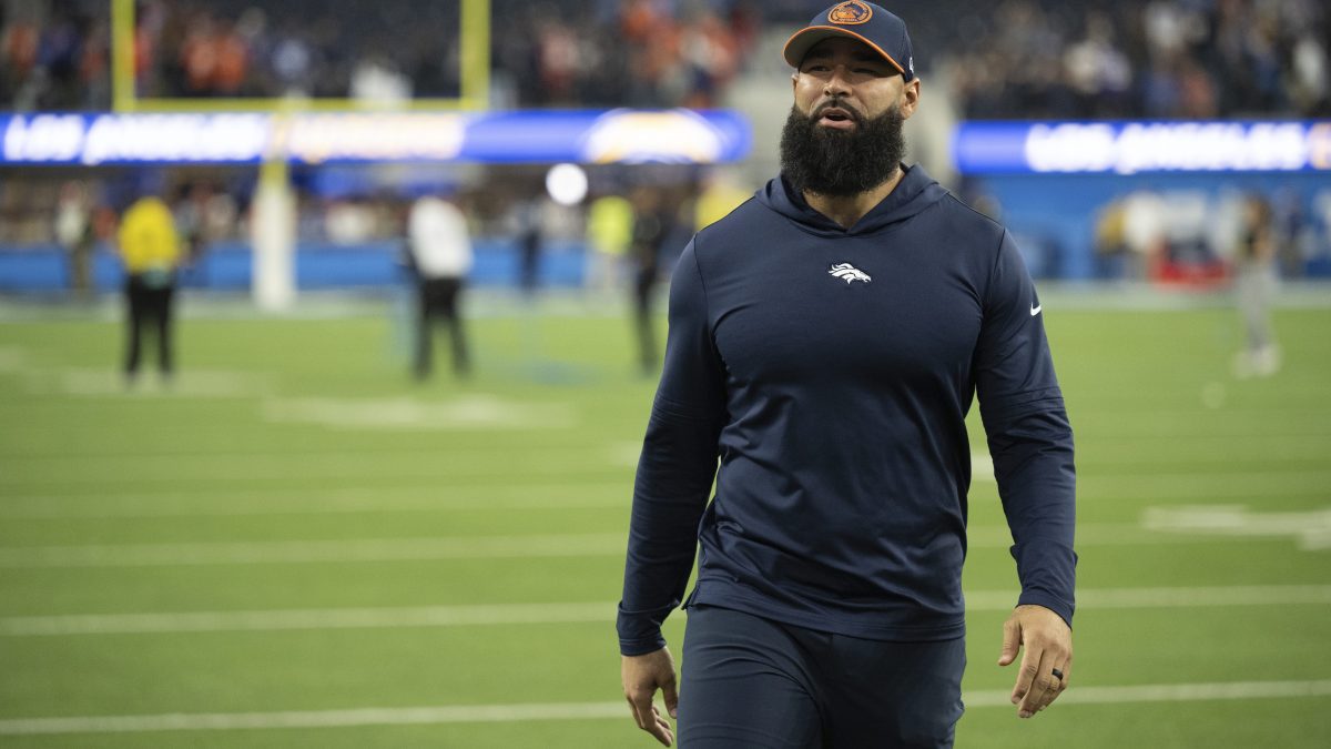 Despiden a coach asistente de Denver Broncos tras golpear a un policía