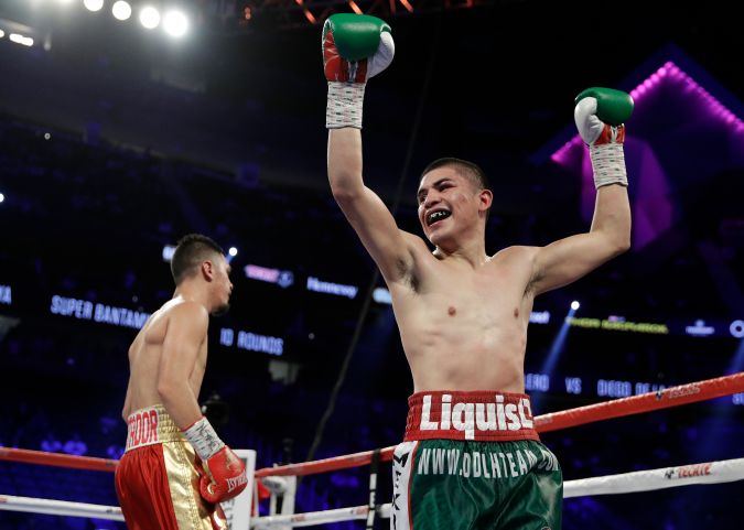 Diego De La Hoya, a la derecha, celebra tras derrotar a Randy Caballero durante un combate de boxeo de peso pluma junior el sábado 16 de septiembre de 2017 en Las Vegas. (Foto AP/John Locher)