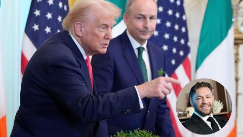 El primer ministro de Irlanda, Micheál Martin, observa al presidente Donald Trump.