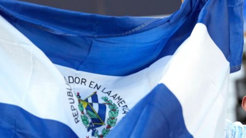 Bandera de El Salvador durante partido de fútbol.