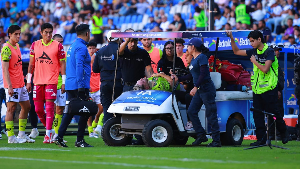 Futbolista de Puebla convulsionó en partido tras fuerte choque de cabeza [VIDEO]