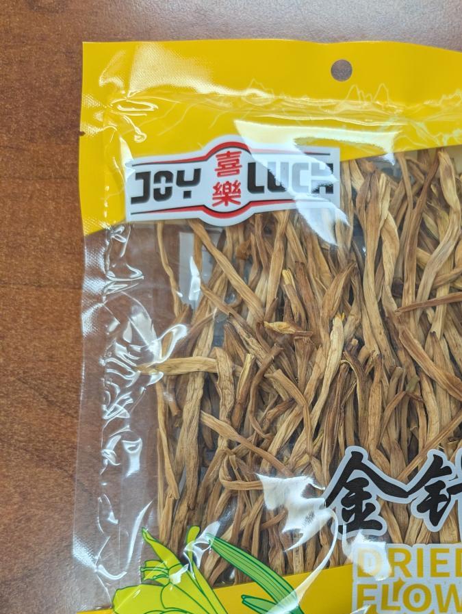 Para facilitar la identificación del producto, la FDA publicó una foto del empaque de las flores de lirio secas.