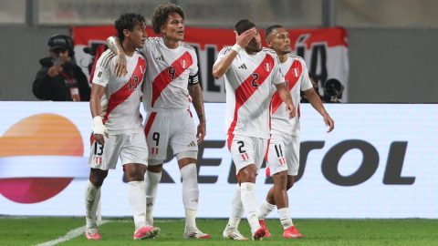 Paolo Guerrero (2-i) junto a Renato Tapia (i) y Luis Abram (c)