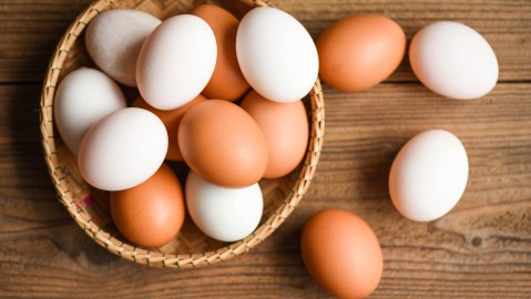 El color de la cáscara de los huevos tiene que ver con la raza de la gallina.