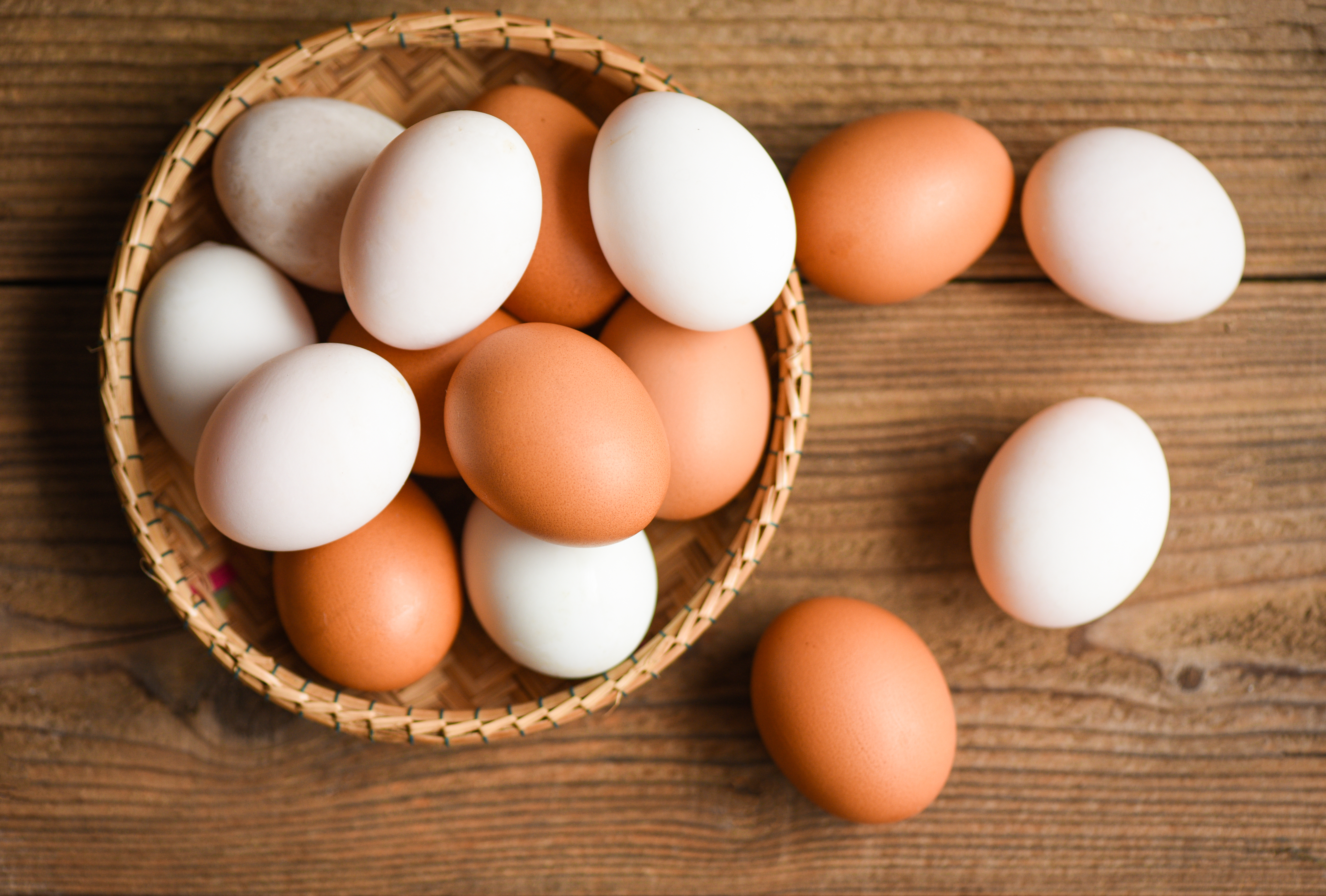 El color de la cáscara de los huevos tiene que ver con la raza de la gallina.