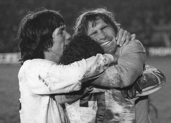 Los jugadores de Boca Juniors de Argentina, Hugo Gatti (derecha), Ernesto Mastrangelo (centro) y Daniel Pavón, celebran tras la tanda de penales de la final de la Copa Libertadores en Montevideo, Uruguay, el miércoles 14 de septiembre de 1977. Tras el empate global de 1-1, Boca Juniors ganó la tanda de penales por 5-4. (Foto AP/Eduardo Di Baia)