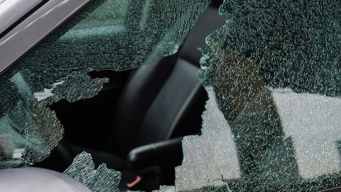 El violento arresto de dos hermanos hispanos en Washington: ICE rompió los vidrios del vehículo