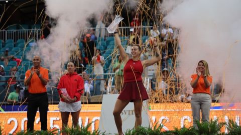 Aryna Sabalenka festeja con el trofeo del Miami Open 2025.