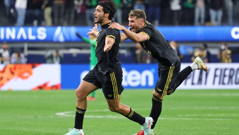 Santiago Giménez afirmó sentirse muy cómodo al jugar con Raúl Jiménez en la delantera.
