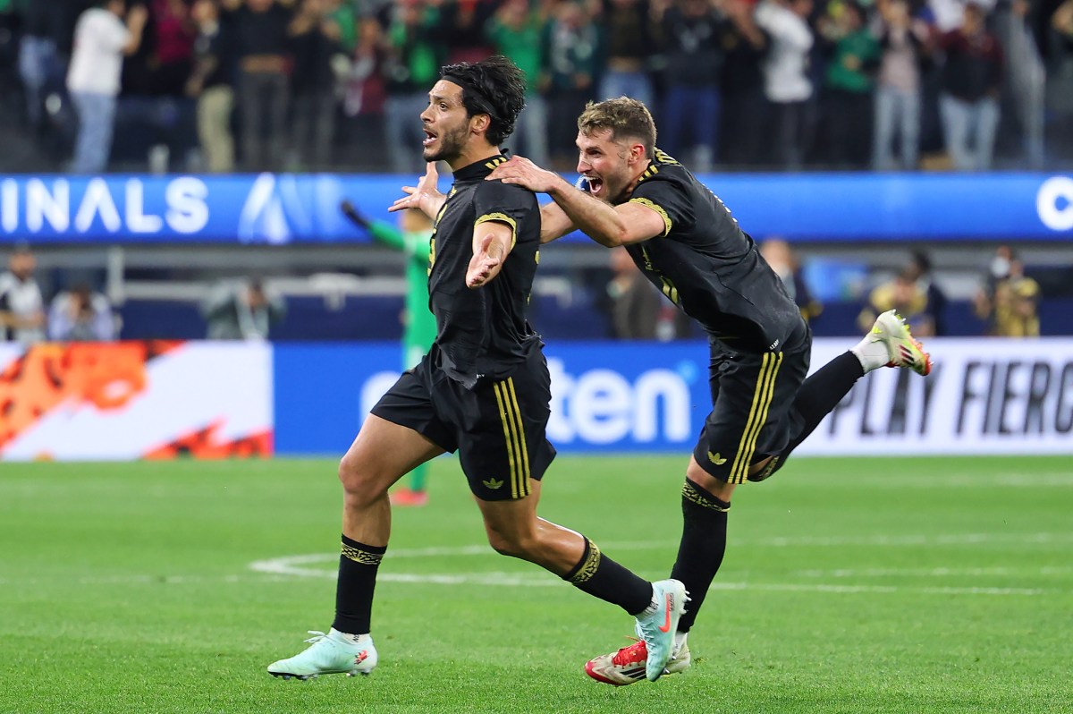 "Nos sentimos en sintonía": Santiago Giménez destaca la dupla que hizo con Raúl