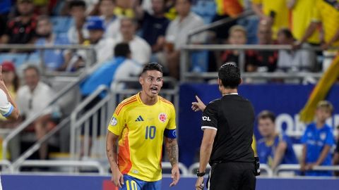 James Rodríguez discutiendo con el árbitro en la Copa América 2024.