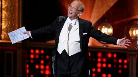 Joel Grey tiene 92 años, pero se mantiene activo en el teatro y la televisión.