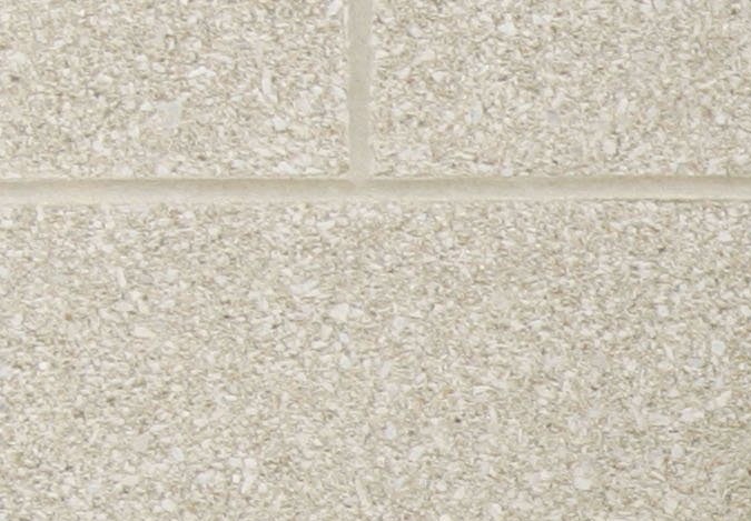 Eddie Jordan (izq.), y el jefe del equipo BAR-Honda, Dave Richards, conversan durante los primeros entrenamientos libres en el circuito de Indianápolis, EE. UU., el 18 de junio de 2004. Foto: EFE/EPA/GERO BRELOER. 