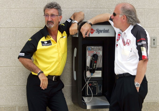 Eddie Jordan (izq.), y el jefe del equipo BAR-Honda, Dave Richards, conversan durante los primeros entrenamientos libres en el circuito de Indianápolis, EE. UU., el 18 de junio de 2004. Foto: EFE/EPA/GERO BRELOER.