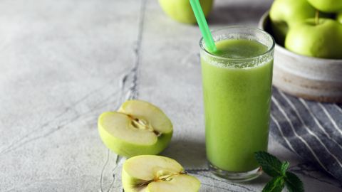 Una nutricionista comparte una receta de jugo verde con ingredientes que ayudan a controlar el azúcar en sangre.