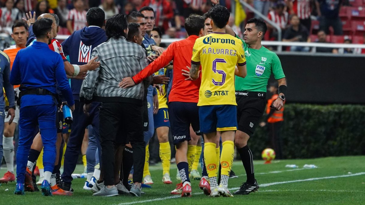 Futbolista de Club América, Kevin Álvarez, herido por botellazo desde la tribuna tras empate ante Chivas