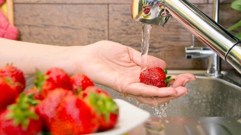 Un experto explica cómo la termoterapia ayuda a eliminar los gérmenes de la fruta.