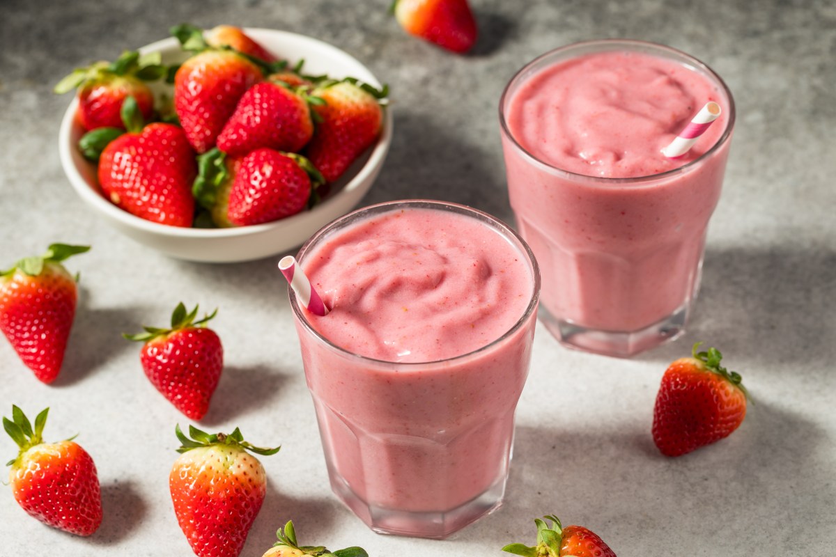 Fresa y almendras, ingredientes claves de un batido para producción de colágeno y rejuvenecer la piel