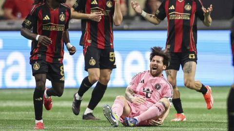 Messi se queja de una patada.