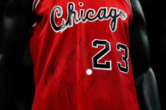 La primera camiseta de los Chicago Bulls que Michael Jordan usó en un partido se exhibe en Sotheby's, el viernes 21 de marzo de 2025, en Nueva York, donde será subastada. (Foto AP/Julia Demaree Nikhinson)