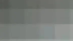 El sospechoso estaba vestido con una sudadera con capucha verde, una chaqueta de cuero negra, guantes negros, pantalones de color oscuro y zapatillas blancas.