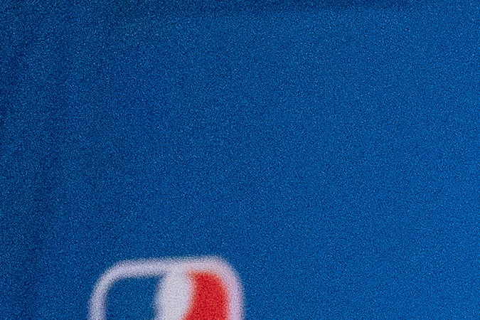 El comisionado de la NBA, Adam Silver (d), llega junto al secretario general de la Federación Internacional de Baloncesto (FIBA), Andreas Zagklis (I), a una rueda de prensa este jueves, en Nueva York (Estados Unidos). Silver anunció que la NBA va a explorar la creación de una liga en Europa junto a la FIBA. EFE/ Ángel Colmenares