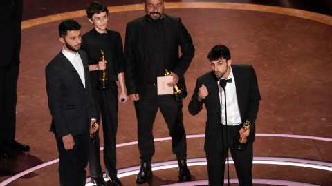 Directores de "No Other Land" reciben el Oscar.